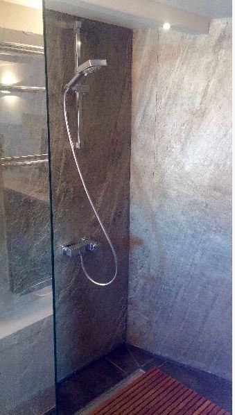 Revêtement en pierre naturelle dans votre salle de bain, rendu contemporain et naturel garanti