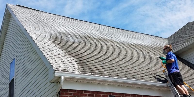 Sélection d’un expert en nettoyage de toiture : les astuces essentielles à retenir